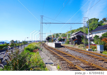 一畑電車のレトロな駅のホームが見える長閑な宍道湖沿線の風景 … 島根県 松江市(快晴) 一畑電車のレトロな駅のホームが見える長閑な宍道湖沿線の風景 … 島根県 松江市(快晴) 67094692