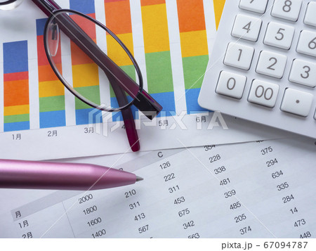 ビジネスイメージ・グラフ・メガネ・女性 67094787