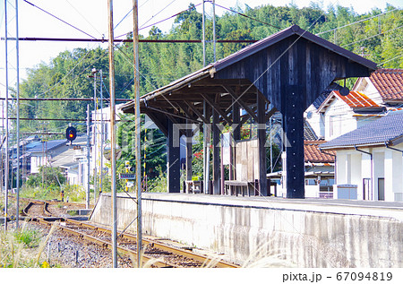 一畑電車のレトロな駅のホームが見える長閑な宍道湖沿線の風景 … 島根県 松江市（晴れ） 67094819