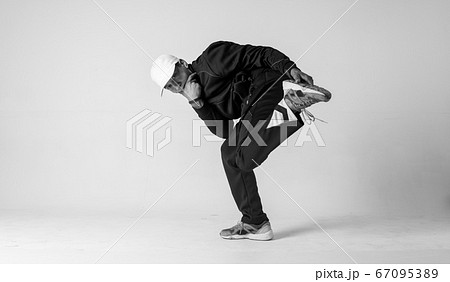 A man hip hop dancer or bboy freezes in one...の写真素材 [67095389