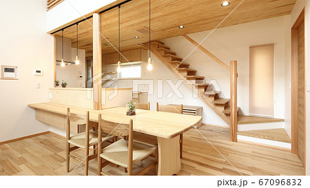 お洒落な和風の木目調のリビングダイニングルーム 67096832