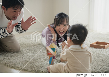 日本人家族・積み木で遊ぶ赤ちゃんと両親イメージ 67098443