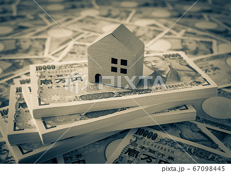 札束と不動産　住宅の相続　不動産で資産運用 67098445