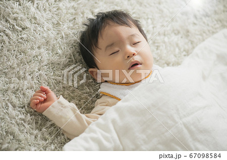 お昼寝する赤ちゃん ねんね の写真素材