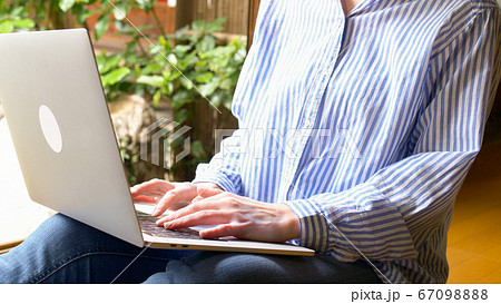 パソコン操作をする女性の手元 パソコン操作をする女性の手元 67098888
