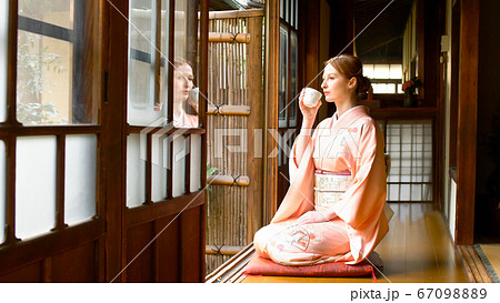 着物姿でお茶を飲む外国人女性 着物姿でお茶を飲む外国人女性 67098889
