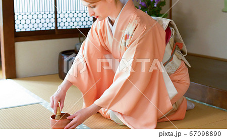 茶道　茶筅で抹茶を点てる外国人女性　日本文化体験 67098890
