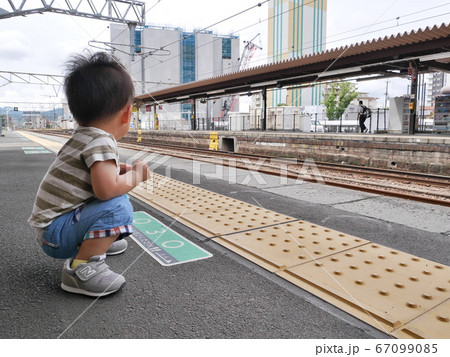 駅ホームの幼児 67099085