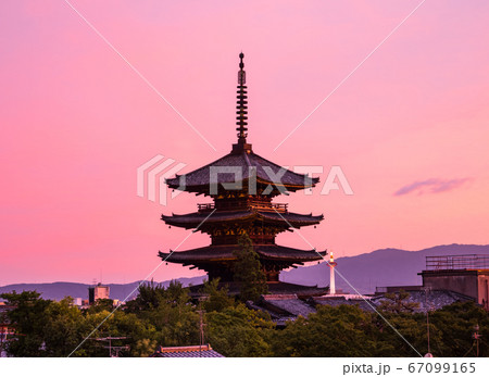 京都　八坂の塔　夕景 67099165