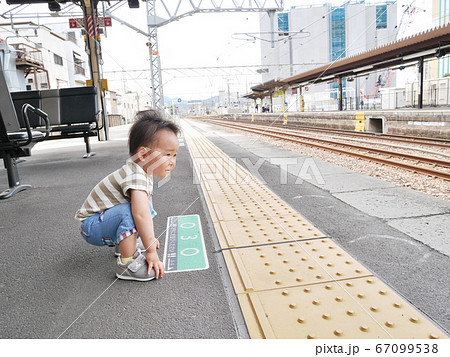駅ホームの幼児 67099538