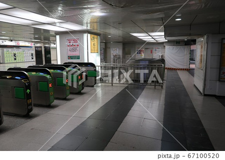 誰もいない新宿駅東口改札 67100520