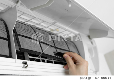 The guy cleans the filter of the home air 67100634