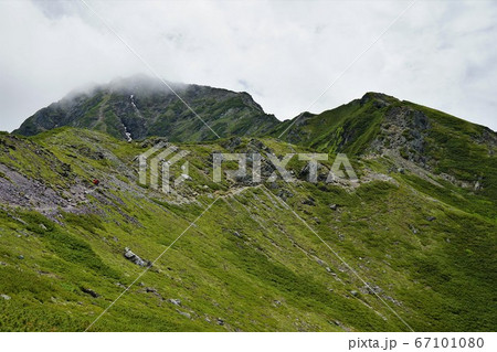 北岳山頂への稜線 北岳山頂への稜線 67101080