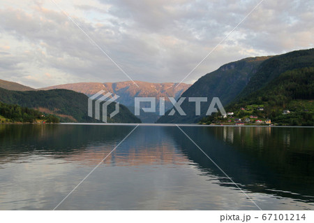 ノルウェー　ハダンゲルフィヨルド、ウルヴィク地区ホテルより南側の黄昏近づくのどかな水面を望む 67101214