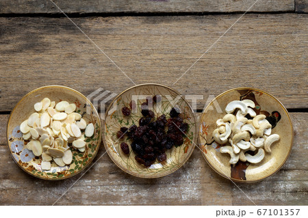 RAW almond slice raisin Cashew nuts 67101357