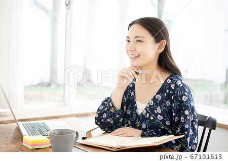 テレワークをする若い女性 資格勉強をする若い女性 働き方改革 テレワークをする若い女性 資格勉強をする若い女性 働き方改革 67101613
