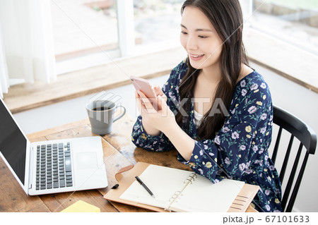 テレワークをする若い女性 資格勉強をする若い女性 働き方改革 テレワークをする若い女性 資格勉強をする若い女性 働き方改革 67101633
