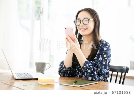 テレワークをする若い女性 資格勉強をする若い女性 働き方改革 テレワークをする若い女性 資格勉強をする若い女性 働き方改革 67101658