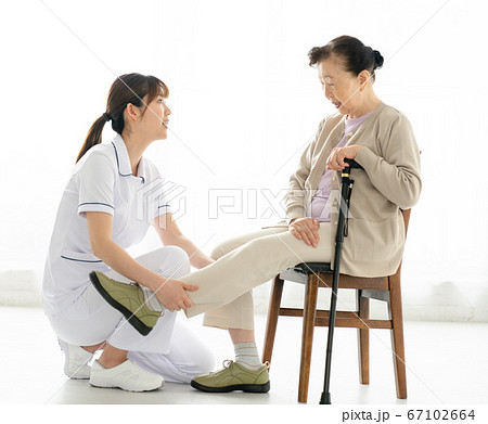 リハビリを介助する介護士 67102664