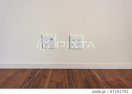 新築の白い壁に並んだコンセント差込口 新築の白い壁に並んだコンセント差込口 67102792