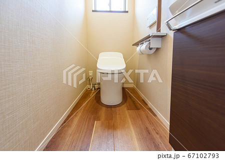 新築戸建ての水洗トイレ 67102793