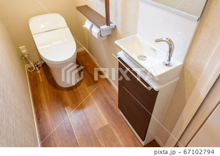 新築戸建ての水洗トイレを上から 67102794