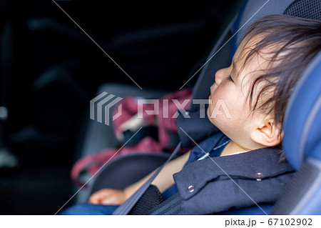 チャイルドシートで眠る幼児 67102902