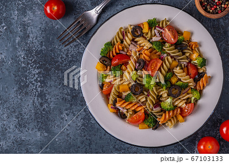 Pasta salad with tomato, broccoli, black olives. 67103133