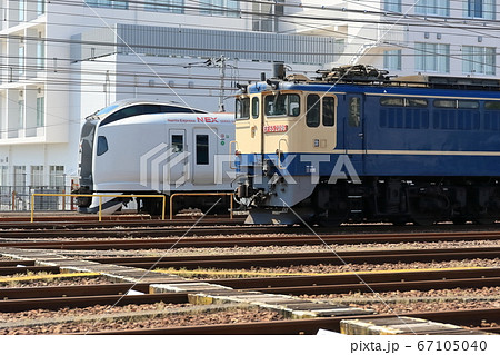 貨物列車と特急列車 67105040