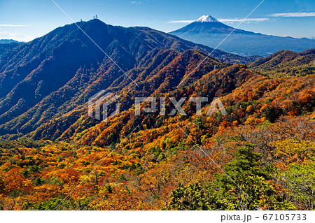 本社ヶ丸から見る紅葉の三ツ峠と富士山 本社ヶ丸から見る紅葉の三ツ峠と富士山 67105733