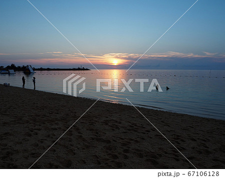 沖縄県、リザンシーパークビーチ（谷茶ビーチ）の夕日 67106128