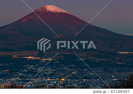 箱根 金時山から見る夜明けの富士山と御殿場の夜景の写真素材