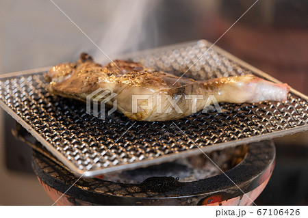骨付き鶏モモ肉の炭火焼き 骨付き鶏モモ肉の炭火焼き 67106426