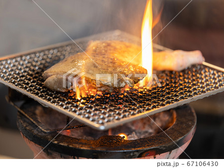 骨付き鶏モモ肉の炭火焼き 67106430