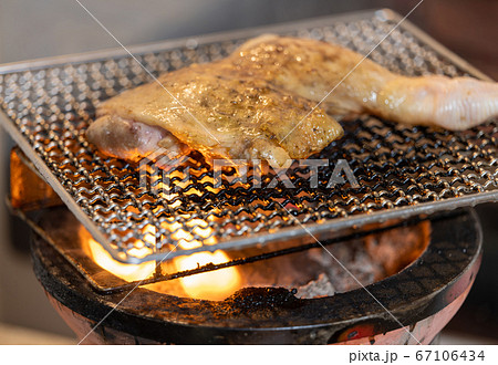 骨付き鶏モモ肉の炭火焼き 67106434