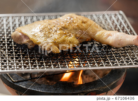 骨付き鶏モモ肉の炭火焼き 骨付き鶏モモ肉の炭火焼き 67106436