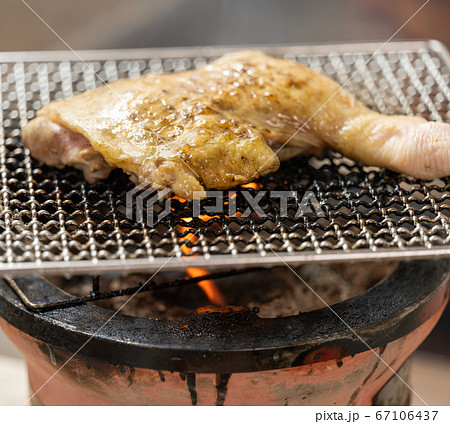 骨付き鶏モモ肉の炭火焼き 67106437