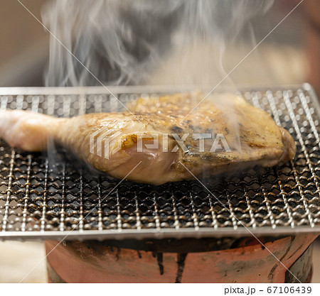 骨付き鶏モモ肉の炭火焼き 67106439