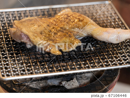 骨付き鶏モモ肉の炭火焼き 骨付き鶏モモ肉の炭火焼き 67106446