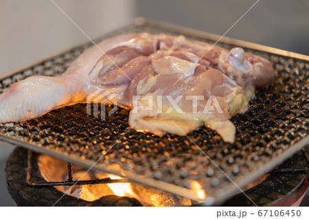 骨付き鶏モモ肉の炭火焼き 67106450