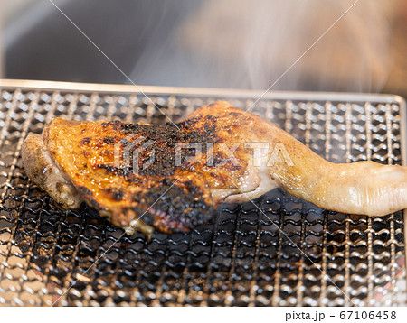 骨付き鶏モモ肉の炭火焼き 67106458