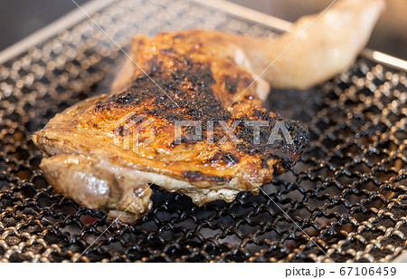 骨付き鶏モモ肉の炭火焼き 67106459