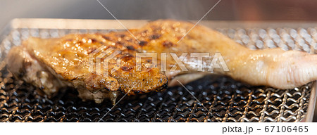 骨付き鶏モモ肉の炭火焼き 67106465