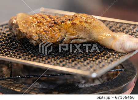 骨付き鶏モモ肉の炭火焼き 骨付き鶏モモ肉の炭火焼き 67106466
