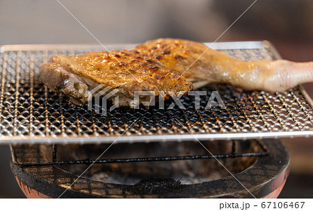 骨付き鶏モモ肉の炭火焼き 骨付き鶏モモ肉の炭火焼き 67106467