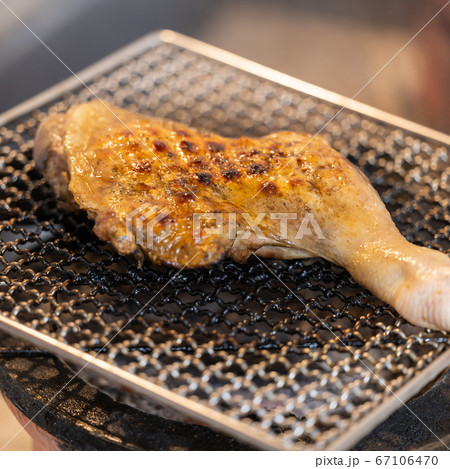 骨付き鶏モモ肉の炭火焼き 骨付き鶏モモ肉の炭火焼き 67106470