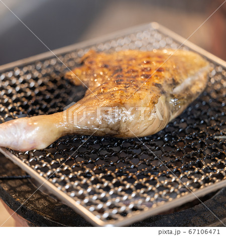 骨付き鶏モモ肉の炭火焼き 67106471