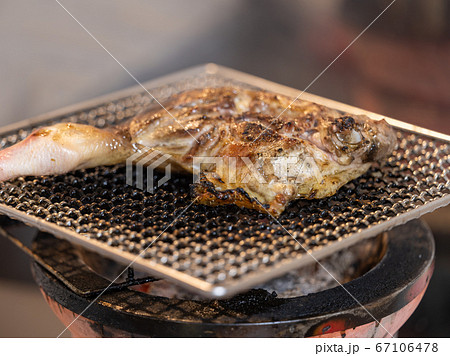 骨付き鶏モモ肉の炭火焼き 67106478