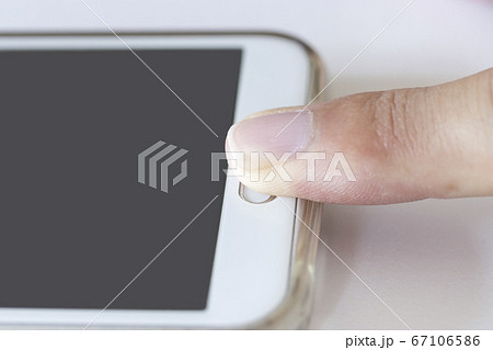 スマートフォンの指紋認証機能を使用しているイメージ スマートフォンの指紋認証機能を使用しているイメージ 67106586
