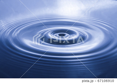 Blurry pictures of water waves created by water droplets 67106910